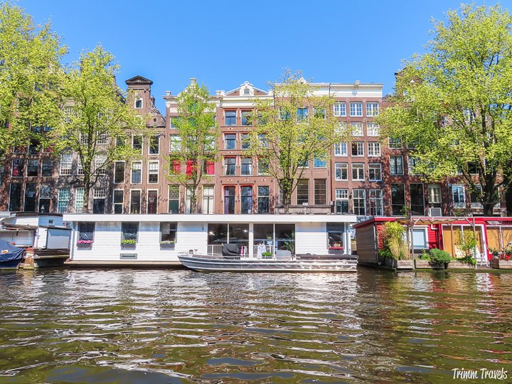 Amsterdam in April. Sounds awesome right? It is! Tulips, canal cruise, great food. I have the perfect relaxing two day spring weekend itinerary for you! #amsterdam #netherlands #holland #spring #april #weekend #itinerary #dutch #travel #destinations #europe